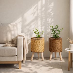 Puede incluir: Un letrero de madera rústico con el texto "Welcome to our home" en letras blancas. El letrero presenta un acabado envejecido y un diseño simple y acogedor, perfecto para la decoración de la entrada.