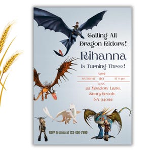 Peut inclure: Carte d'invitation bleu clair avec des illustrations de dragons. Le texte indique "Calling All Dragon Riders! Rihanna Is Turning Three!" avec les détails de l'événement. Les informations RSVP sont incluses.