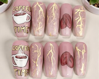 ハンドメイドのプレスオンネイルセット、コーヒー豆とカップ、ゴールドマーブルデザイン、カフェイン愛好家へのギフト