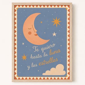 Puede incluir: Una lámina enmarcada con fondo azul que muestra una luna creciente color melocotón con cara, una estrella grande amarilla, una estrella pequeña blanca y una nube. El texto dice Te quiero hasta la luna y las estrellas. Borde naranja y blanco.