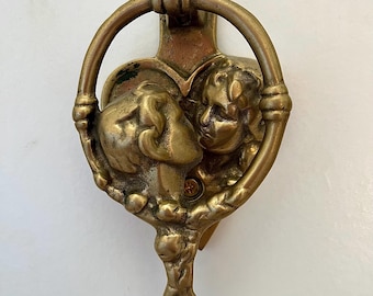 Aldaba de puerta vintage de latón con pareja besándose, regalo de boda con nido de amor