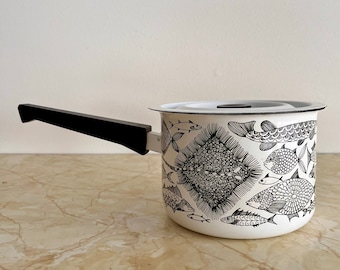 Vintage Finel Neptune, Covered Saucepan, 1960s Arabia Finland, Quart Sauce Pan, White Black Fish, Enamel Cookware