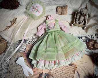 Conjunto de vestido bordado a mano en verde menta y rosa para Blythe – Conjunto de estilo cottagecore de cuento de hadas primaveral