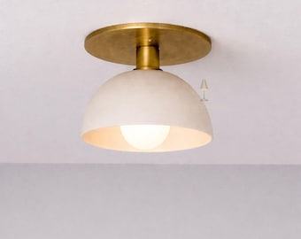 Plafoniera moderna in ottone a filo soffitto: paralume a cupola bianca
