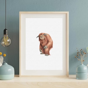 Pode incluir: Impressão de arte emoldurada com uma ilustração fantasiosa de uma criatura peluda marrom-avermelhada com chifres. A obra de arte está em um fundo branco dentro de uma moldura de madeira clara. A criatura tem uma expressão amigável.