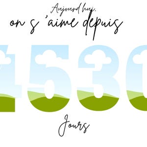 Puede incluir: Fondo blanco con el texto "Aujourd'hui, on s'aime depuis 4530 Jours." Los n&uacute;meros est&aacute;n rellenos con un paisaje de colinas verdes y cielo azul con nubes. El texto est&aacute; en cursiva.