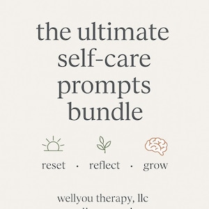 Op de afbeelding: Een lichtbeige afbeelding met de tekst "the ultimate self-care prompts bundle" in donkergrijs. Hieronder staan de woorden "reset", "reflect" en "grow" met bijbehorende pictogrammen. De tekst "wellyou therapy, llc" staat onderaan.