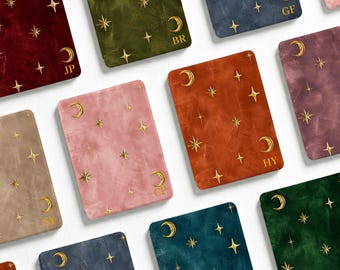 Può includere: Una collezione di copertine rettangolari in vari colori solidi, tra cui rosso, verde oliva, blu, rosa, arancione, viola, beige e verde scuro. Ogni copertina presenta un motivo in lamina d'oro con stelle e lune crescenti, con due iniziali.