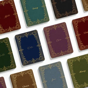 Gepersonaliseerde Kindle-hoes in vintage boekstijl met aangepaste naam voor Kindle Paperwhite 12/11. Esthetische, beschermende Kindle-hoes, een ideaal cadeau voor boekenliefhebbers.