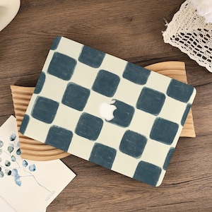 Può includere: Un cartello in legno fatto a mano con la scritta "Welcome" in stile handwritten. Il cartello, dipinto di bianco, ha una finitura invecchiata e un piccolo cuore decorativo. Perfetto per una porta d'ingresso o un corridoio.