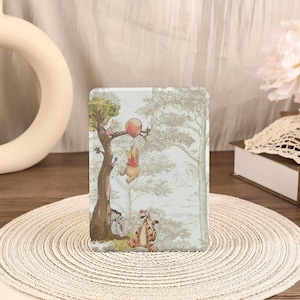 Op de afbeelding: Rechthoekige hoes met een grillige illustratie van Winnie de Poeh en zijn vrienden. De afbeelding toont Poeh die aan een rode ballon hangt, met Knorretje, Iejoor en Tijger. De achtergrond heeft een lichtgrijze bosscène.