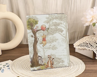 Retro Cute Winnie the Pooh iPad Case with Pencil Holder For iPad 10/9/8 iPad Air 5/6/7 9.7"11"13" Pro 9.7"11"12.9" Mini 6/7 2025 iPad 11 A16