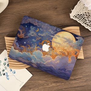 Könnte beinhalten: Ein Laptop mit einem farbenfrohen, künstlerischen Design, das einen Nachthimmel mit Vollmond, Wolken, Sternen und einem Halbmond zeigt. Der Laptop hat das Apple-Logo in Weiß. Das Design ist in Blau-, Orange- und Gelbtönen gehalten.