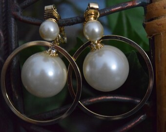 Vintage Faux Pearl and Gold Tone Circle Clip On Earrings, Merymak, Vintage Clip On Earrings, Vintage Earrings, Free Shipping, Faux Pearls