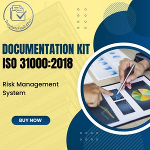 以下が含まれることがあります： ドキュメントキットのプロモーション画像。「DOCUMENTATION KIT ISO 31000:2018」と「Risk Management System」のテキストが表示されています。「BUY NOW」ボタンが下にあります。背景は黄色と青で、グラフを指している人のグラフィックがあります。