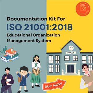 以下が含まれることがあります： ISO 21001:2018、教育機関向けドキュメントキットのプロモーション用グラフィック。学校の建物のイラスト、生徒、本、および「今すぐ購入」ボタンが含まれています。背景は青と黄色に分かれています。