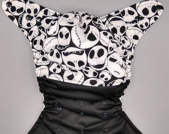 Pañal de tela SassyCloth, talla única, con bolsillo y estampado de algodón de pesadillas navideñas. Fabricado a pedido.