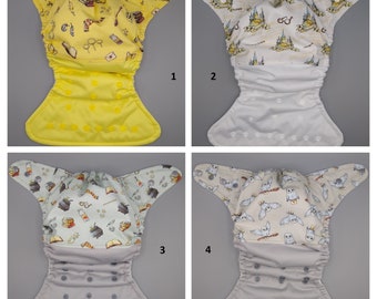 Pañal de tela SassyCloth, talla única, con bolsillo y estampados de la escuela de magos. Hecho a pedido.