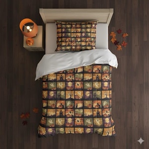 Puede incluir: Un juego de cama con temática de Halloween que incluye funda nórdica y funda de almohada. El diseño es un mosaico de ilustraciones cuadradas con calabazas, fantasmas y casas encantadas en naranja, morado y negro. La cama está hecha con una sábana blanca.