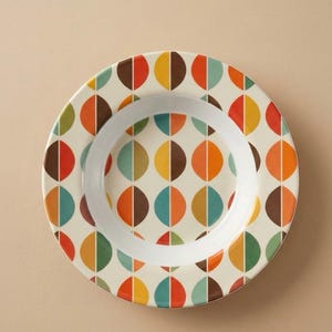 Cuenco moderno de mediados de siglo, cuenco geométrico retro de los años 60, utensilios de cocina con bloques de color verde azulado, mostaza y naranja, decoración moderna para la mesa del comedor.