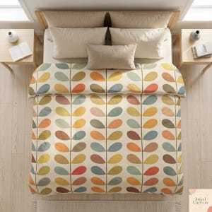 Puede incluir: Una cama con una funda nórdica crema con un estampado repetido de hojas estilizadas de colores en tonos naranja, amarillo, azul y marrón. La cama tiene almohadas beige y un marco de madera, con mesitas de noche a juego a ambos lados.