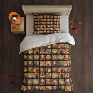 Può includere: Un letto con un piumino e una federa con un motivo a griglia di illustrazioni di Halloween che includono fantasmi, zucche, gatti neri, streghe e case infestate. La biancheria da letto ha una sezione superiore bianca e una testiera in legno chiaro.