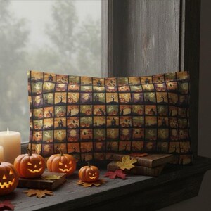 Può includere: Un cuscino rettangolare a tema Halloween con un design patchwork con scene spettrali. Il cuscino è posto su un davanzale con zucche intagliate, candele e libri. La tavolozza dei colori comprende arancione, nero e viola.