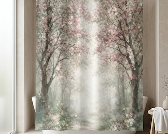 Puede incluir: Una cortina de ducha con una serena escena de bosque con árboles de flores rosas. La obra de arte representa un camino que conduce a un bosque brumoso, con suaves acentos florales verdes y blancos en la base de los árboles. La cortina cuelga de una barra dorada.