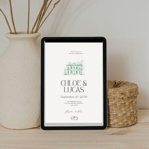 Pode incluir: Um tablet digital exibe um convite de casamento com os nomes "Chloe & Lucas" e a data "10 de setembro de 2030". O convite apresenta uma ilustração verde de um edifício. O tablet está sobre uma superfície de madeira.