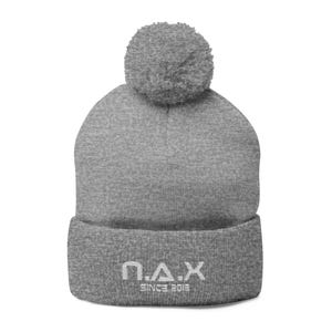 NAX Since 2018 broderad Pom-Pom-mössa med stickad manschett