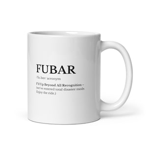 Puede incluir: Taza de cerámica blanca con la palabra "FUBAR" en negro. Debajo, la definición: "F'd Up Beyond All Recognition - (we've entered total disaster mode. Enjoy the ride.)". La taza tiene un asa curvada.