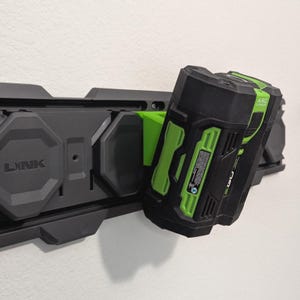 Soporte de batería EGO en ángulo para riel Ryobi Link