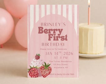 Puede incluir: Invitación de cumpleaños rosa y blanca con el texto "Brinley's Berry First Birthday". La invitación incluye una ilustración de cupcake y fresa. Se ve un pastel pequeño con una vela encendida y globos rosas.