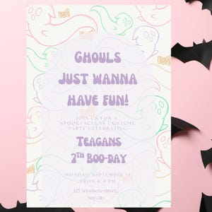 Może przedstawiać: Zaproszenie na Halloween z różowym tłem i czarnymi wycinankami nietoperzy. Zaproszenie zawiera pastelowe ilustracje duchów i tekst "Ghouls Just Wanna Have Fun!". Zawiera również szczegóły dotyczące imprezy.