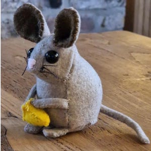 Un kit de costura completo para hacer a Maisie la Ratona