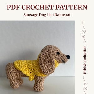 Könnte beinhalten: Eine PDF-Häkelanleitung mit dem Titel "PDF CROCHET PATTERN Sausage Dog in a Raincoat" mit einem hellbraunen Dackel-Spielzeug, das einen leuchtend gelben gehäkelten Regenmantel trägt. Der Text "HobbyHoppingHub" ist rechts im Bild zu sehen.