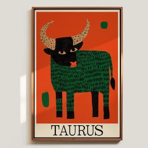 Può includere: Una stampa artistica incorniciata con un'illustrazione stilizzata di un toro, il segno zodiacale del Toro. Il toro è verde con dettagli neri, su sfondo arancione. La parola "TAURUS" è stampata in basso.