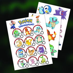 Pode incluir: Folhas de adesivos Pokémon com personagens como Pikachu, Charmander e Squirtle. Os adesivos estão em papel branco com uma borda vermelha e preta. O texto "Pokemon Gotta catch 'em all!" é visível.