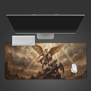 Peut inclure: Tapis de souris rectangulaire avec une illustration détaillée d'un ange avec une épée et un bouclier, face à un démon. L'œuvre d'art est placée sur un fond de ciel nuageux et de terrain rocheux. Un clavier et une souris blancs sont visibles.