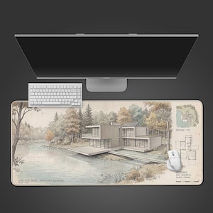Könnte beinhalten: Rechteckige Schreibtischunterlage mit einer architektonischen Illustration eines modernen Kragarmhauses an einem See. Das Design beinhaltet einen Lageplan und den Text "CANTILEVER HOUSE - NORTH-WEST ELEVATION". Eine weiße Tastatur und Maus befinden sich auf der Matte.