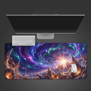 Può includere: Un ampio tappetino per mouse rettangolare con un vivace e colorato design galattico, con nebulose vorticose nelle tonalità del viola, blu e verde. Sono visibili un mouse e una tastiera bianchi. Il tappetino presenta un'illustrazione artistica dettagliata.