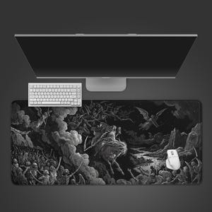 Peut inclure: Tapis de souris noir et blanc avec une illustration détaillée d'une figure de la faucheuse à cheval, entourée de squelettes et d'anges. Un clavier et une souris blancs sont sur le tapis, avec un écran d'ordinateur au-dessus.