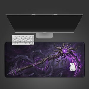 Void Scythe – Skrivbordsmatta för spel, XL lila musmatta, mörk fantasy-estetik, skrivbordsskydd, RPG-spelarpresent