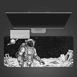 Może przedstawiać: Rustykalny drewniany znak z napisem "Welcome to our home" w stylu ręcznym. Znak ma postarzaną powierzchnię i prosty, zachęcający design, idealny na ganek lub do wejścia.