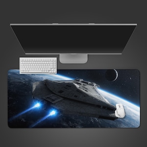 Könnte beinhalten: Rechteckige Mausunterlage mit einem Raumschiff-Design vor dem Hintergrund von Erde und Weltraum. Eine weiße Tastatur, eine Computermaus und ein Monitor sind darüber positioniert. Das Raumschiff hat blaue Triebwerkslichter.