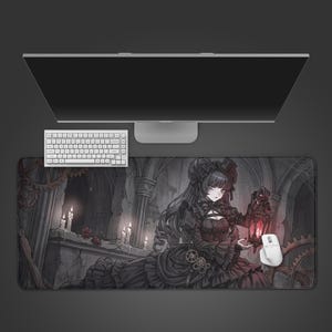 Peut inclure: Un grand tapis de souris rectangulaire avec une illustration gothique d'anime d'une femme en robe noire tenant une lanterne. Le fond montre une pièce sombre éclairée aux chandelles avec des engrenages et des détails architecturaux. Une souris et un clavier blancs sont visibles.