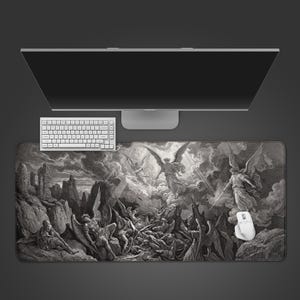 Peut inclure: Un grand tapis de souris rectangulaire avec une illustration en noir et blanc d'une scène dramatique avec des anges, des démons et un paysage montagneux. Un clavier et une souris blancs sont positionnés au-dessus du tapis, avec un écran d'ordinateur en arrière-plan.