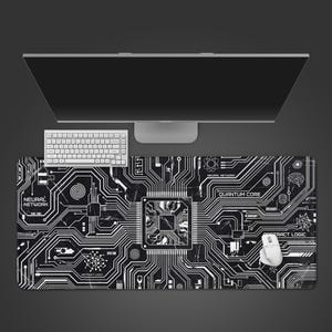 Peut inclure: Un tapis de souris noir et blanc avec un motif de circuit imprimé. Le tapis comporte les mots "Neural Network", "Quantum Core" et "Abstract Logic". Un clavier, une souris et un écran d'ordinateur blancs sont également visibles.