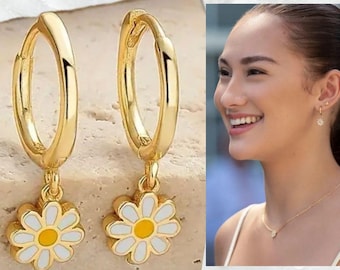 Elegantes aretes pequeños de margaritas con aro dorado / Inspirados en el verano en que me volví bonita