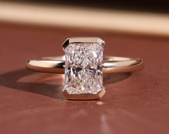 Anillo de compromiso con diamante sintético de talla radiante de 2,08 quilates, solitario con engaste de oro de 14 quilates (E VVS2)